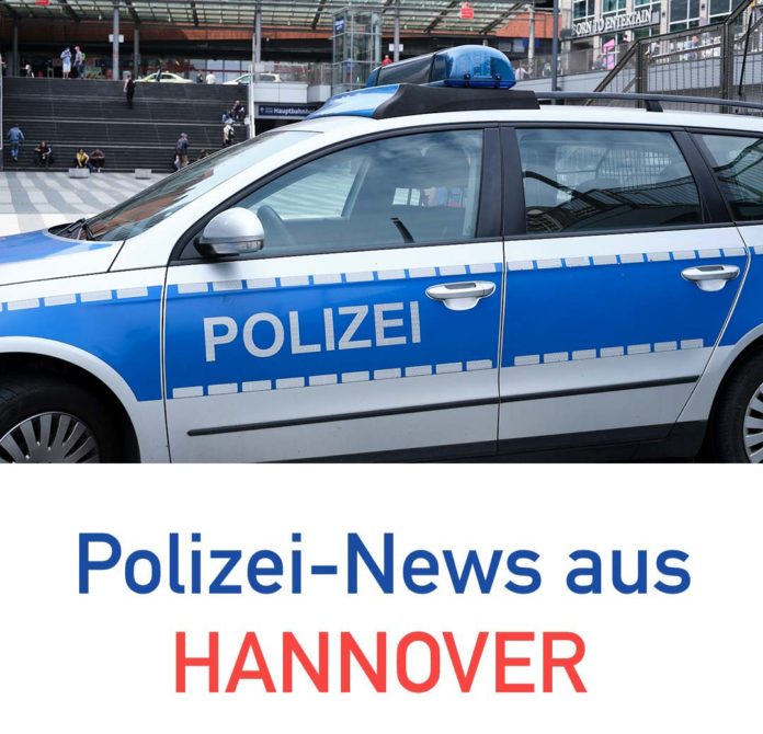 Polizeifahrzeug am Raschplatz Hannover