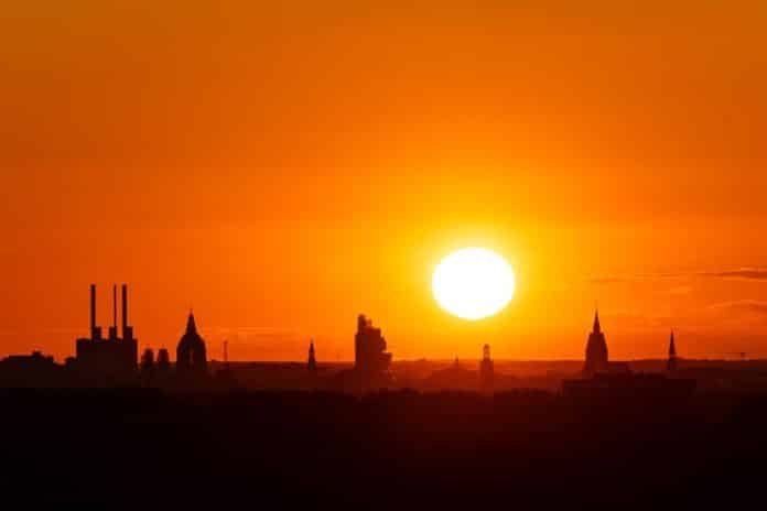 Sonnenuntergang mit der Skyline von Hannover