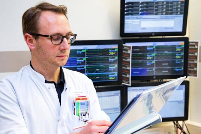 PD Dr. Gerrit Große schaut sich klinische Daten von Schlaganfall-Patientinnen und -Patienten auf der Stroke Unit an.