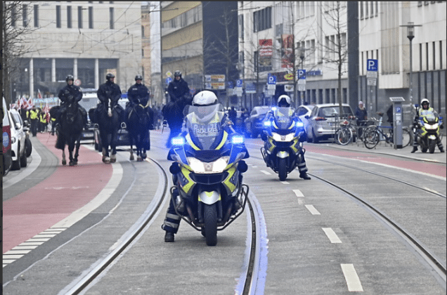 Polizei mit Motorrädern und Pferden
