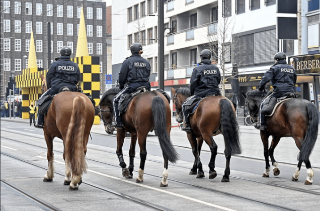 Polizisten auf Pferden