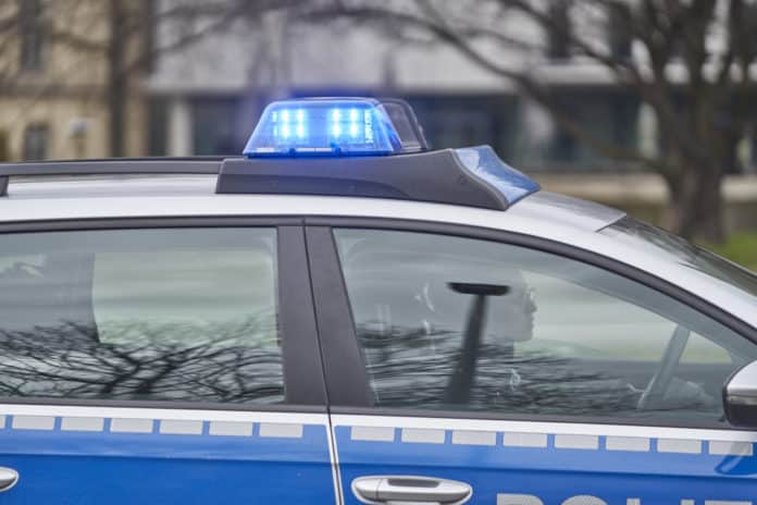 Polizeifahrzeug mit Blaulicht - Symbolfoto für einen Polizeieinsatz