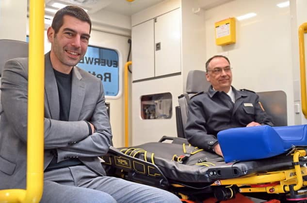 Der erste vollelektrische Rettungswagen wird auf der Feuerwehrwache in Hannover in Dienst gestellt
