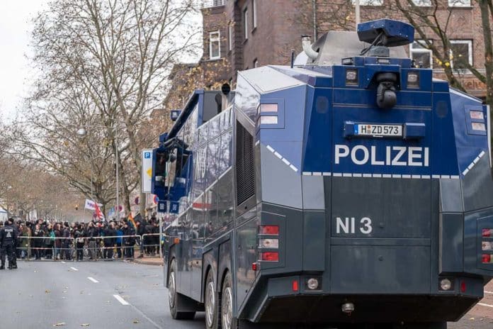 Wasserwerfer der Polizei Hannover bei einer Demonstration