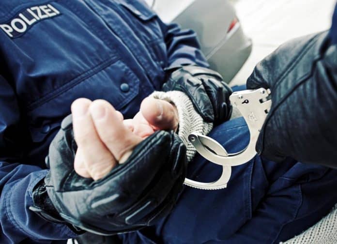 Handschellen - Verhaftung durch die Polizei