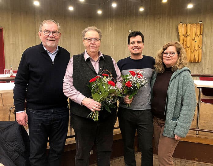 Blumen zum Abschied und zum Einstand gab es für Dirk Battke und Jan Winneknecht. Überreicht wurden die bunten Grüße von den beiden stellvertretenden Fraktionsvorsitzenden Dr. Gudrun Koch (r.) und Willi Lindenberg (l.). F