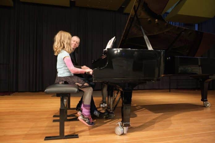 Klavierschülerin mit Lehrer Volker Voß der städtischen Musikschule im Konzert