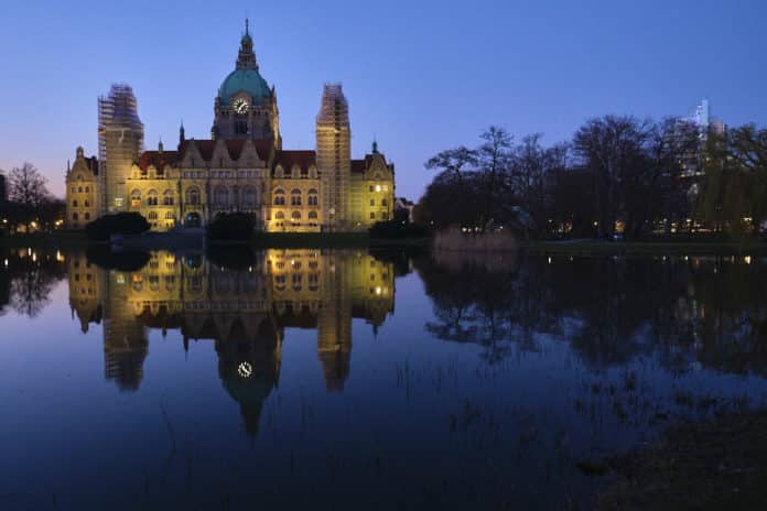 Das Neue Rathaus Hannover spiegelt sich im Maschteich am Abend