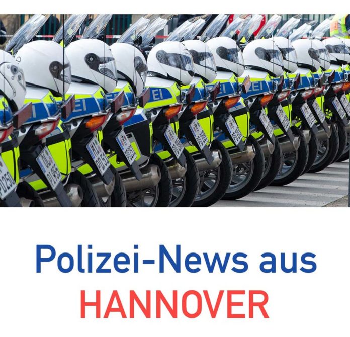Polizeimotorräder in einer Reihe geparkt