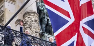 König Charles III. grüßt vom Hamburger Rathausbalkon