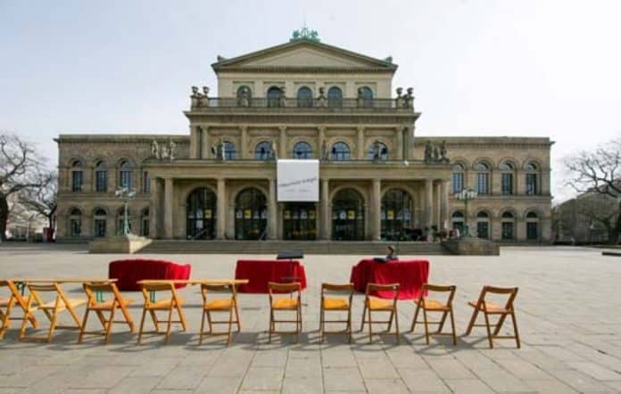 Staatsoper Hannover mit Holzstühlen davor