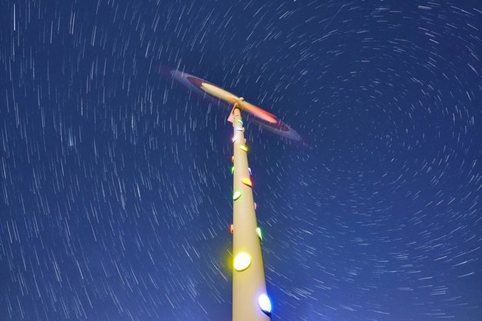 Beleuchtetes Windrad bei Wirringen in der Nacht