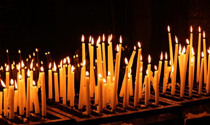 brennende Kerzen in Kirche - Andacht