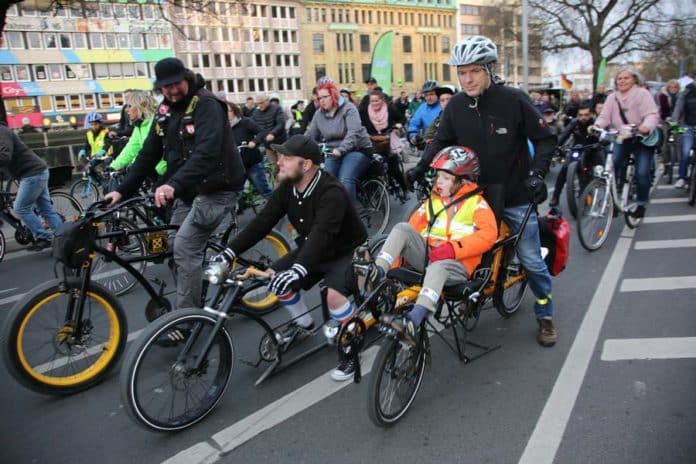 Radfahrende Menschen in Hannover