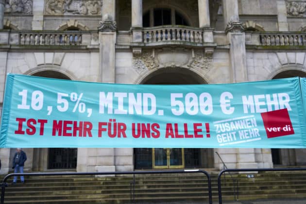 Streikende in Hannover ziehen in einem Sternmarsch zum Neuen Rathaus